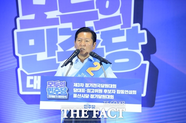 2일 울산 울주군 삼남면 울산전시컨벤션센터 3층 컨벤션홀에서 열린 더불어민주당 당대표 및 최고의원 후보자 선출을 위한 합동연설회에서 정청래 당대표 후보가 정견발표를 하고 있다. /뉴시스