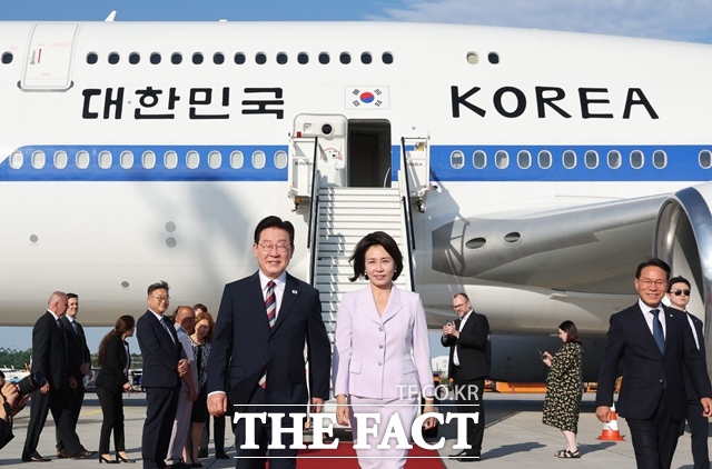 이재명 대통령은 3일, 7박 11일 간의 미국·남미 출장 일정을 마치고 경기도 성남 서울공항을 통해 귀국했다. 이 대통령과 영부인 김혜경 여사가 2일(현지시간) 독일 프랑크푸르트 국제공항에 도착해 이동하고 있다. /뉴시스