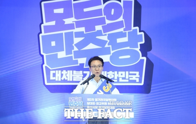 2일 울산 울주군 삼남면 울산전시컨벤션센터 3층 컨벤션홀에서 열린 더불어민주당 당대표 및 최고의원 후보자 선출을 위한 합동연설회에서 김민석 당대표 후보가 정견발표를 하고 있다. /뉴시스