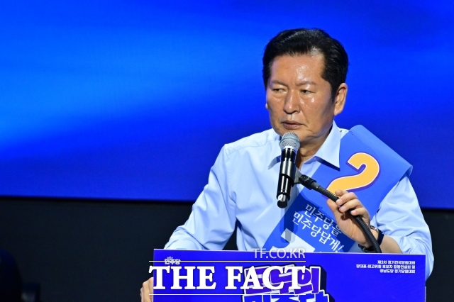 정청래 더불어민주당 당대표 후보가 2일 경남 창원대학교에서 열린 민주당 영남권(부산·울산·경남) 순회경선에서 역전승을 거둔 뒤 