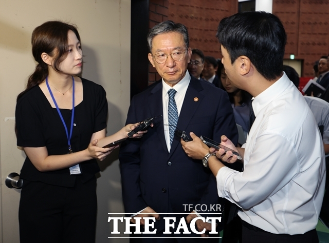 정성호 법무부 장관이 3일 경기 과천시 정부과천청사에서 신임검사 임관식을 마친 뒤 형사소송법 개정안 관련 취재진 질문에 답하고 있다. /뉴시스