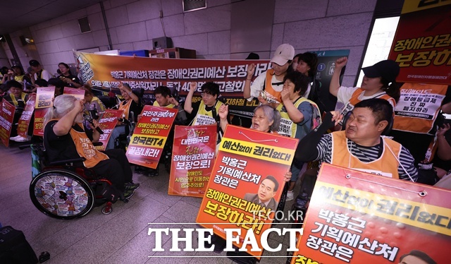 사진은 박경석 전국장애인차별철폐연대(전장연) 상임대표를 비롯한 회원들이 지난달 2일 오전 서울 중구 1호선 시청역에서 '69차 출근길 지하철 탑니다' 시위에서 구호를 외치고 있는 모습. /뉴시스