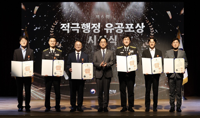 김민재 행정안전부 차관(가운데)이 3일 오후 정부세종청사 중앙동 대강당에서 열린 '제6회 적극행정 유공포상 시상식'에서 적극행정 우수성과자들에게 훈장을 전수한 뒤 수상자들과 기념촬영을 하고 있다. /행정안전부