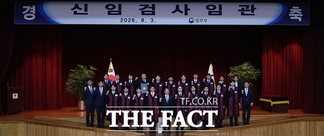 정성호 법무부 장관이 3일 경기 과천시 정부과천청사에서 열린 신임검사 임관식에서 기념촬영을 하고 있다. /뉴시스