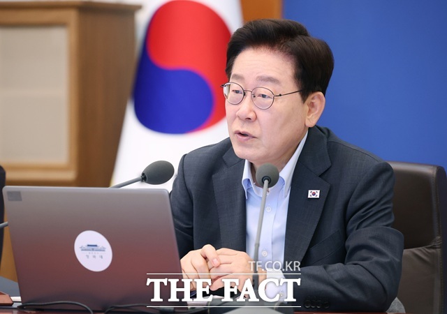 수사·기소 분리에 따른 검찰의 수사권 폐지를 핵심으로 하는 형사소송법 개정안이 국무회의를 통과했다.  이재명 대통령이 4일 청와대에서 열린 국무회의에서 발언을 하고 있다. /뉴시스