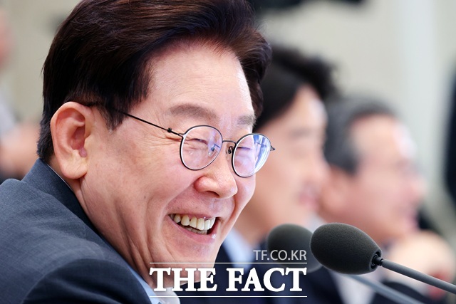 이재명 대통령이 4일 청와대 영빈관에서 열린 고용노동부, 중기부, 공정위에 대한 부처 업무보고에서 발언 중 웃음을 터뜨리고 있다. /뉴시스