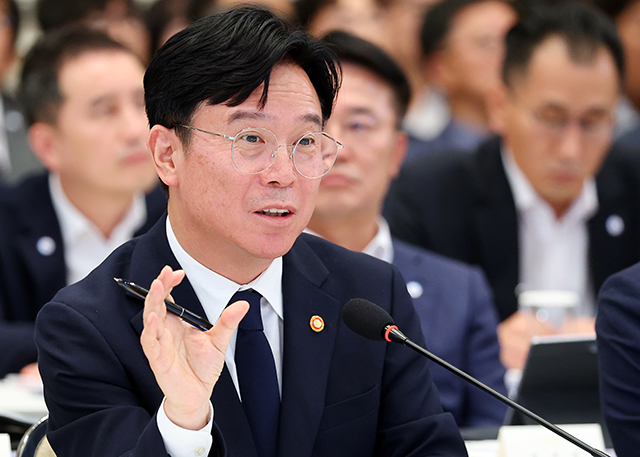 김영훈 고용노동부 장관이 4일 청와대 영빈관에서 열린 고용노동부, 중기부, 공정위에 대한 부처 업무보고에서 보고를 하고 있다./청와대통신사진기자단