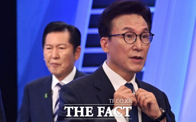 김민석·정청래 더불어민주당 당대표 후보가 5일 TV토론회에서 신천지 전당대회 개입 의혹과 윤리감찰 방침을 두고 충돌했다. 사진은 김민석, 정청래 민주당 당대표 후보가 5일 서울 여의도 KBS에서 열린 더불어민주당 당대표 후보자 TV토론회에서 토론회 준비를 하고 있는 모습. /국회사진기자단