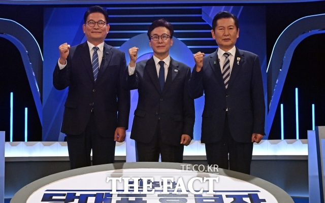 송영길(왼쪽부터), 김민석, 정청래 더불어민주당 당대표 후보가 5일 서울 여의도 KBS에서 열린 민주당 당대표 후보자 TV토론회에서 기념촬영을 하고 있다. /국회사진기자단
