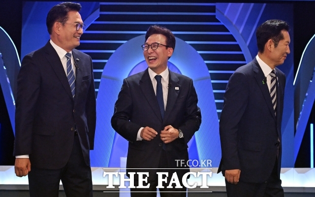 송영길(왼쪽부터), 김민석, 정청래 더불어민주당 당대표 후보가 5일 서울 여의도 KBS에서 열린 민주당 당대표 후보자 TV토론회에서 기념촬영을 마치고 자리로 향하고 있다. /국회사진기자단