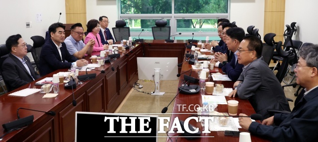 '반(反)장동혁'이라는 공감대는 형성됐지만 이를 하나로 묶어낼 구심점과 대안 비전이 부재하다는 분석이 나온다. 사진은 국민의힘 소장파 모임인 대안과 미래 간사인 이성권 국민의힘 의원을 비롯한 의원들이 지난 6월 11일 오전 서울 여의도 국회 의원회관 간담회의실에서 당 현안 과련 조찬 회동을 하고 있는 모습. /뉴시스