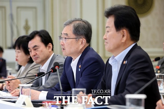 정동영 통일부 장관은 전날 통일부의 한반도 정책을 이상주의적이라고 한 조현 외교부 장관을 겨냥해