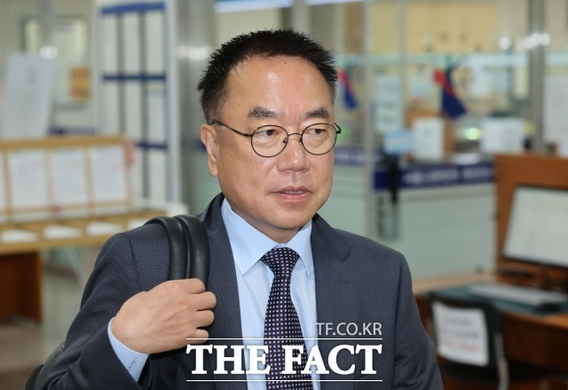 국민의힘 내 비판 수위가 이토록 높은 배경에는 대여 투쟁의 핵심 동력이 상실됐다는 안팎의 평가가 자리 잡고 있다. 사진은 서범수 국민의힘 의원이 지난달 15일 서울 서초구 서울중앙지방법원에서 열린 추경호 대구시장의 내란중요임무종사 혐의 7차 공판에 증인 신분으로 출석하는 모습. /뉴시스