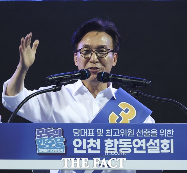 김민석 더불어민주당 당대표 후보가 8일 오후 인천 남동체육관에서 열린 인천광역시당 정기당원대회 및 당대표·최고위원 선출 순회경선에서 정견발표를 하고 있다. 그는 이날 발표된 두 지역 권리당원 투표에서 모두 1위를 차지했다. /뉴시스