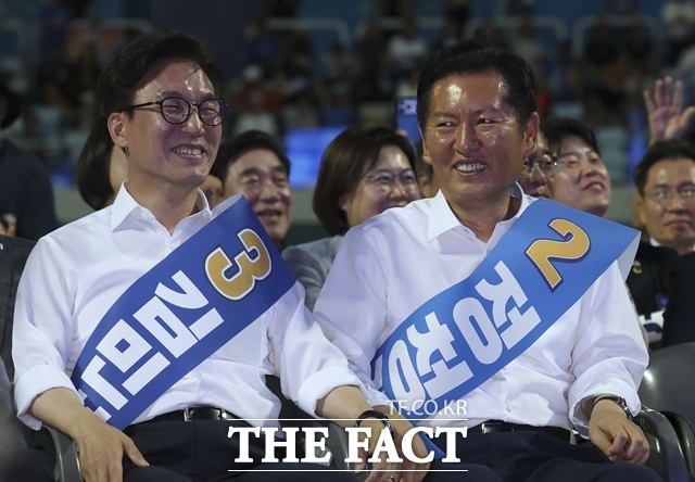 김민석(왼쪽) 더불어민주당 당대표 후보와 정청래 후보가 8일 오후 인천 남동체육관에서 열린 인천광역시당 정기당원대회 및 당대표·최고위원 선출 순회경선에서 대화를 나누고 있다. /뉴시스