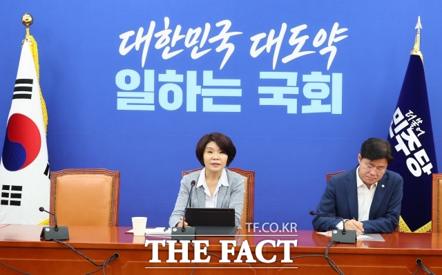 더불어민주당 정책위의장인 한정애(왼쪽) 의원이 9일 여의도 국회에서 현안 관련 간담회를 하고 있다. /뉴시스