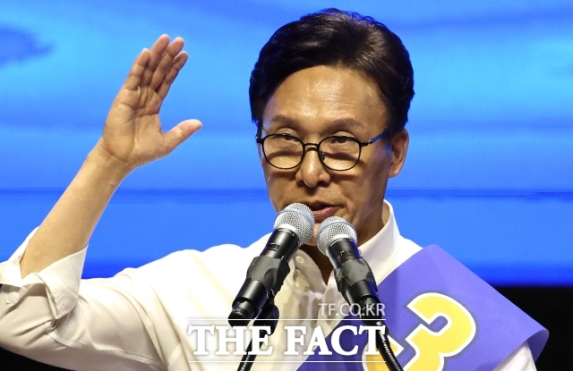 김민석 더불어민주당 당대표 후보가 9일 대구 호텔인터불고 엑스코 그랜드볼룸에서 열린 대구·경북 당대표 및 최고위원 후보자 합동연설회에서 정견발표를 하고 있다. /뉴시스