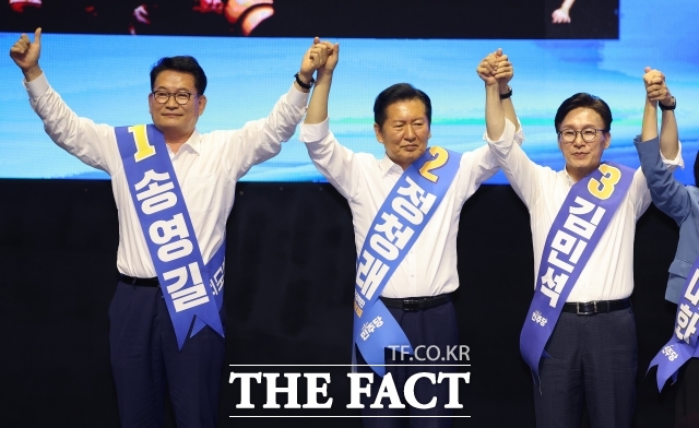 당대표 선거와 함께 최고위원 선거에서도 친명계와 친청계 간 경쟁이 치열하게 이어지고 있다. 사진은 송영길(왼쪽부터), 정청래, 김민석 민주당 당대표 후보가 9일 대구 호텔인터불고 엑스코 그랜드볼룸에서 열린 대구·경북 당대표 및 최고위원 후보자 합동연설회 시작에 앞서 기념촬영을 하고 있는 모습. /뉴시스