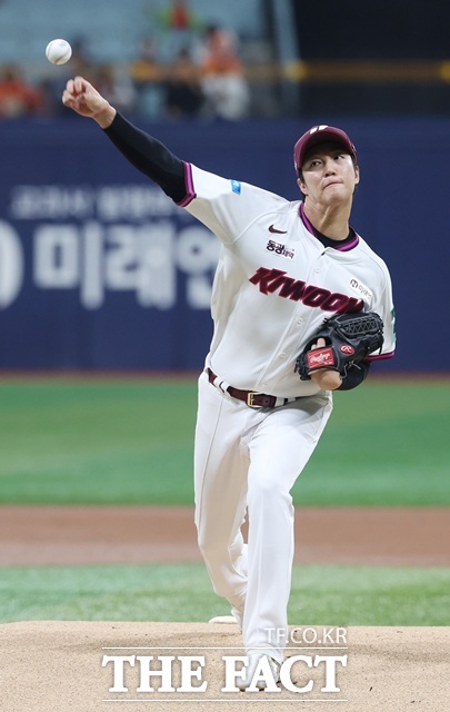 키움 안우진은 언젠가 메이저리그 무대를 밟을 기대주다. 다만 제구력에서 불안감을 노출하고 있다. /뉴시스