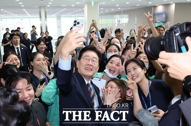 이재명 대통령이 11일 충북 음성군 국립소방병원을 찾아 직원들과 기념촬영을 하고 있다. /뉴시스