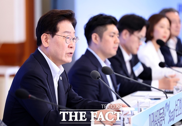 이재명 대통령이 12일 청와대에서 주재한 미래성장동력 7대 시드(SEED) 보고회에서 발언하고 있다. /뉴시스