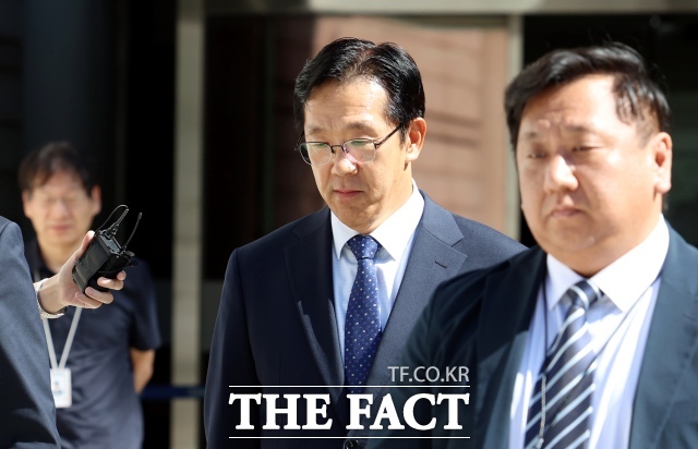 채상병 순직 사건 관련 VIP 격노설 은폐에 관여한 혐의를 받는 황유성 전 국군방첩사령관이 12일 오후 서울 서초구 서울중앙지법에서 열린 구속 전 피의자 심문을 끝내고 법원을 나서고 있다./뉴시스