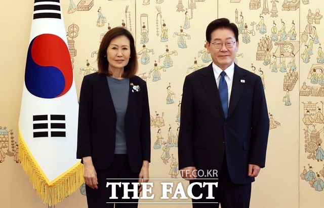 이재명 대통령이 12일 청와대에서 미셸 스틸 주한미국대사에게 신임장을 받고 기념촬영을 하고 있다. /뉴시스