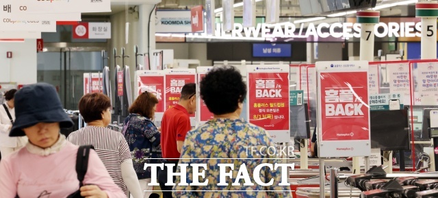 지난달 임시 휴업에 들어갔던 홈플러스가 13일 전국 67개 매장의 영업을 재개한 가운데, 더불어민주당 지도부와 을지로위원회 소속 의원들이 현장을 찾아 시민들의 이용을 독려했다. 사진은 12일 서울 시내 홈플러스 모습. /뉴시스