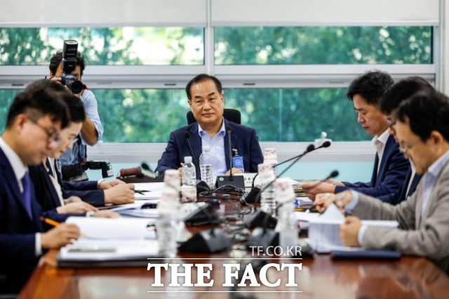 6·3 지방선거 투표용지 부족 사태를 규명할 특별검사 후보로 14일 이태한·이혁 변호사로 추려졌다. 사진은 김용관 특별검사후보국민추천위원회 위원장과 소속 위원들이 14일 서울 여의도 국회 의원회관에서 열린 6·3 지방선거 투표용지 부족 사태 진상규명을 위한 선거관리위원회 특별검사(특검) 후보를 추천하기 위한 국민추천위원회 회의 시작을 기다리고 있는 모습. /뉴시스