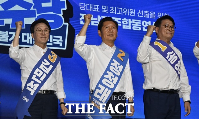김민석(왼쪽부터), 정청래, 송영길 더불어민주당 당대표 후보가 15일 전남광주 나주시 종합스포츠파크 다목적체육관에서 열린 민주당 당대표 및 최고위원 후보자 선출을 위한 전남광주 합동연설회에서 기념촬영을 하고 있다. /뉴시스