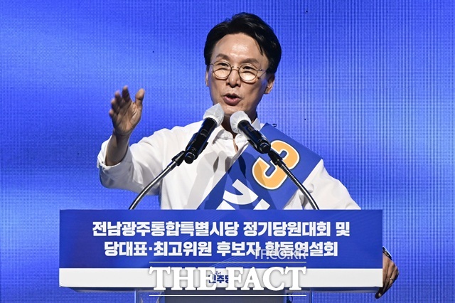 김민석 더불어민주당 당대표 후보가 호남권 경선에서 완승했다. 사진은 김 후보가 15일 전남광주 나주시 종합스포츠파크 다목적체육관에서 열린 민주당 당대표 및 최고위원 후보자 선출을 위한 전남광주 합동연설회에서 정견 발표를 하는 모습. /뉴시스