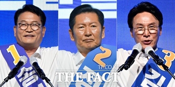더불어민주당 당대표 후보들이 16일 경기 수원종합운동장 실내체육관에서 열린 경기 순회경선 합동연설회에서 막판 표심 잡기에 나섰다. 사진은 15일 전남광주 나주시 종합스포츠파크 다목적체육관에서 열린 민주당 당대표 및 최고위원 후보자 선출을 위한 전남광주 합동연설회에서 정견 발표를 하고 있는 송영길(왼쪽부터), 정청래, 김민석 더불어민주당 당대표 후보. /뉴시스
