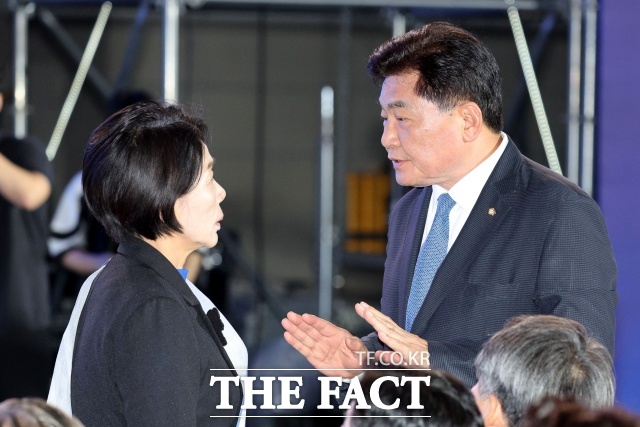더불어민주당 최고위원 선거에 출마한 최민희 의원이 16일 경기 고양시 킨텍스에서 열린 전당대회 합동연설회에서 소병훈 중앙당선거관리위원장을 향해