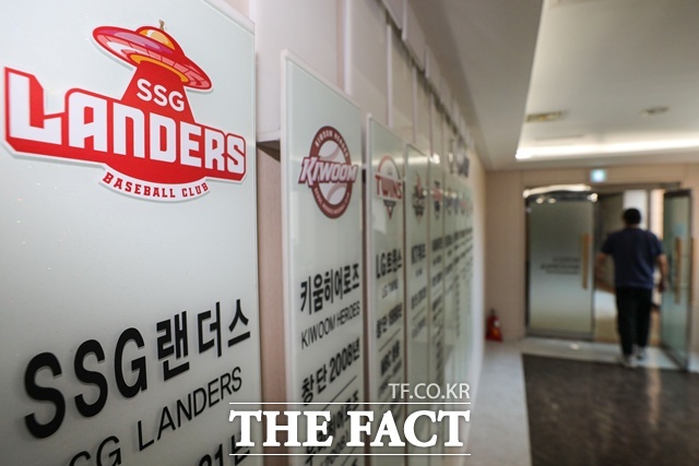 KBO는 야구장 품위를 손상시키는 선수들의 '욕설'을 제재해야 하지만 아무런 조치도 취하지 않고 있다. /뉴시스