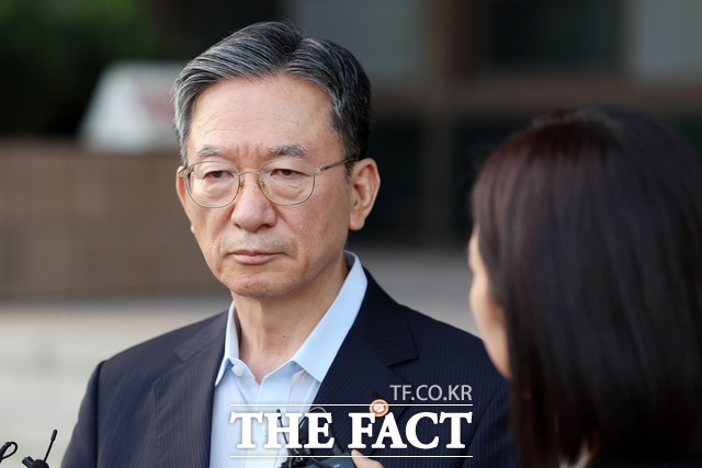 청와대에 사직서를 제출한 정성호 법무부 장관이 18일 오후 경기 과천시 법무부 정부과천청사를 나서며 취재진 질문을 듣고 있다. /뉴시스