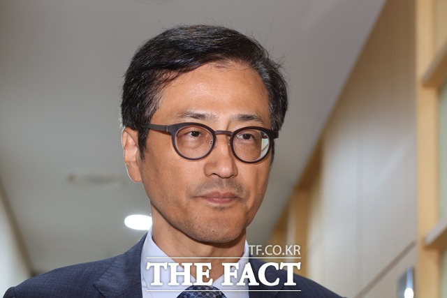 6·3 지방선거 투표용지 부족 사태 진상규명을 위한 선거관리위원회 특별검사(특검)로 임명된 이태한 변호사가 18일 오후 서울 서초구 법무법인 동인 사무실에서 언론브리핑을 위해 이동하고 있다. /뉴시스
