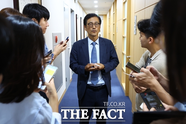 6·3 지방선거 투표용지 부족 사태 진상규명을 위한 선거관리위원회 특별검사로 임명된 이태한 국민권익위원회 비상임위원이 18일 서울 서초구 법무법인 동인 사무실에서 언론브리핑을 하고 있다. /뉴시스
