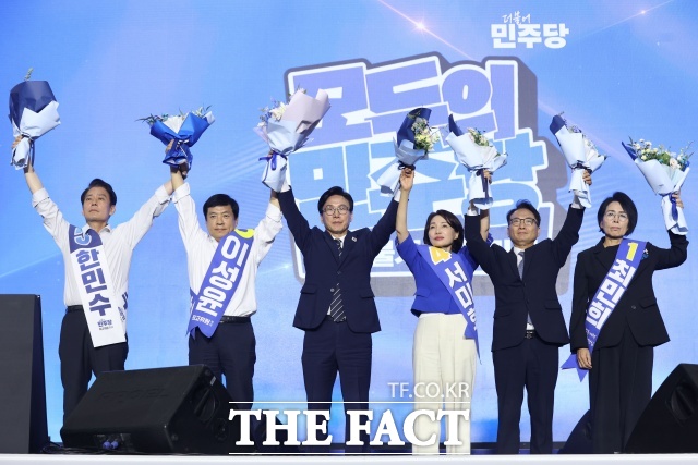 정치권에서는 이번 사안을 단순한 절차 논란을 넘어 김민석 체제의 통합 리더십을 가늠할 첫 장면으로 보고 있다. 사진은 17일 대전 유성구 대전컨벤션센터 제2전시장에서 열린 더불어민주당 제3차 정기전국당원대회에서 기념촬영을 하고 있는 당선자들. /뉴시스