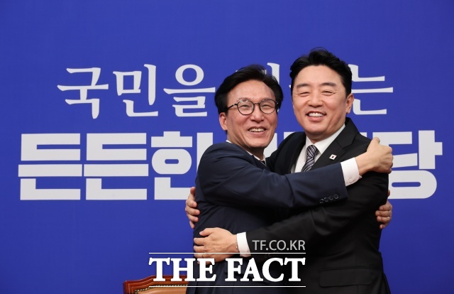 김민석 더불어민주당 신임 당대표가 강훈식 대통령 비서실장과 홍익표 대통령실 정무수석을 만나 당정 원팀 기조를 강조했다. 사진은 18일 여의도 국회에서 포옹하고 있는 김 대표(왼쪽)와 강 비서실장. /뉴시스