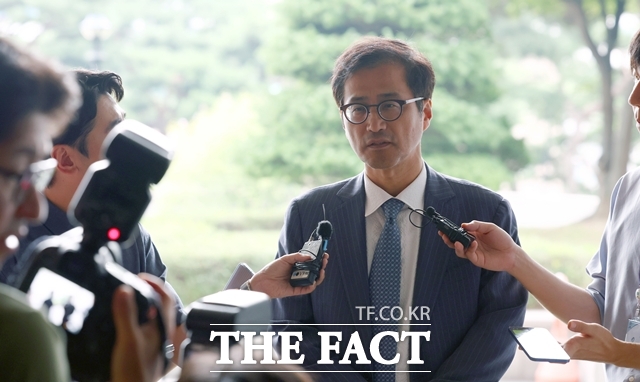 '6·3 지방선거 투표용지 부족 사태' 등 중앙선거관리위원회 관련 의혹을 수사하는 이태한 특별검사가 19일 서울 서초구 서울중앙지방검찰청에 마련된 국민참정권 침해 진상규명을 위한 검경 합동수사본부를 방문하며 취재진 질문에 답변하고 있다. /뉴시스