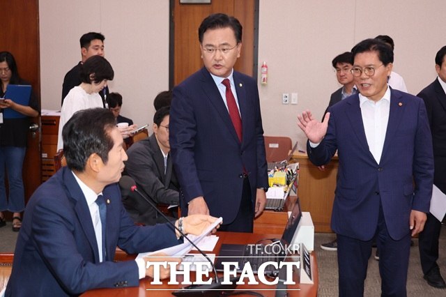 사진은 송 의원(맨 오른쪽)이 2024년 6월 25일 국회에서 열린 법제사법위원회 전체회의에서 정청래 당시 법사위원장에게 일방적 회의 진행 등을 문제 삼아 항의하는 모습. /뉴시스