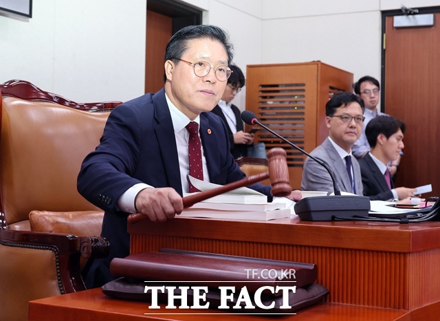 국민의힘 소속 송석준 국회 외통위원장이 지난 19일 국회에서 열린 외교통일위원회 전체회의에서 당대표 선거에서 고배를 마신 정청래 민주당 의원을 위로했다. 사진은 송 위원장이 지난 11일 국회에서 열린 외통위 전체회의에서 의사봉을 두드리는 모습. /뉴시스