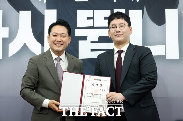 정경욱 국민의힘 중앙윤리위원이 김예지 국민의힘 의원을 향한 장애인 비하 발언으로 당 윤리위에 제소된 박민영 미디어대변인(오른쪽) 사건 변호를 맡은 것으로 확인됐다./뉴시스