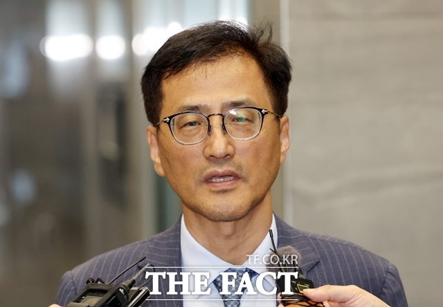 6·3 지방선거 투표용지 부족 사태 등을 수사하는 이태한 선거관리위원회 특별검사가 24일 오후 서울 서초구에 마련된 임시 사무실로 출근하며 취재진의 질문에 답하고 있다. /뉴시스