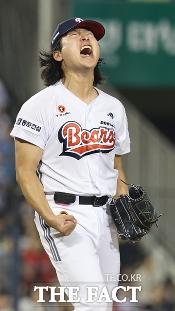 두산 곽빈은 2026시즌 투수 가운데 가장 강력한 MVP 후보다. 23일 잠실 롯데전에서 7이닝을 무실점으로 틀어 막은 곽빈이 포효하고 있다. /뉴시스