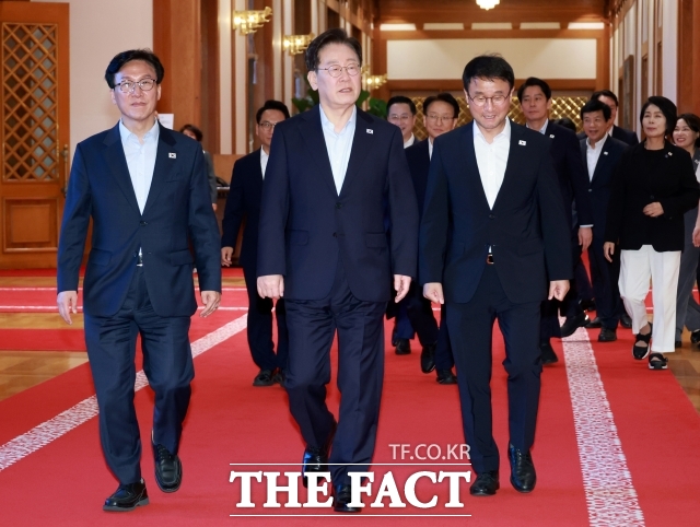 이재명 대통령이 25일 청와대에서 열린 더불어민주당 신임 지도부 만찬 간담회에 김민석 대표, 한병도 원내대표와 함께 입장하고 있다. /뉴시스
