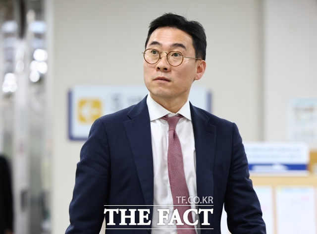 김건희 여사 일가의 '집사'로 알려진 김예성 씨와 함께 투자금을 횡령한 혐의를 받는 조영탁 IMS모빌리티 대표가 항소심에서도 무죄·공소기각을 선고받았다. 조 대표가 지난 5월 서울 서초구 서울중앙지법에서 열린 9차 공판에 출석하고 있다./뉴시스
