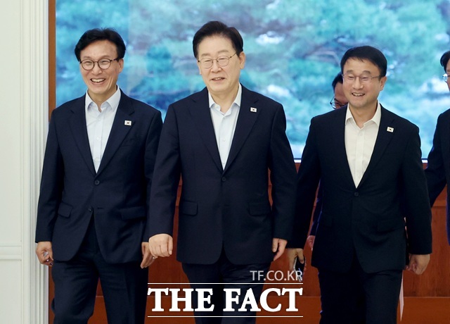 조원씨앤아이가 26일 발표한 여론조사 결과, 이재명 대통령의 국정 지지도가 취임 후 첫 30%대를 기록했다. 사진은 이 대통령이 25일 오후 청와대에서 열린 더불어민주당 신임 지도부 만찬 간담회에 입장하는 모습. 왼쪽부터 김민석 대표, 이 대통령, 한병도 원내대표. /뉴시스