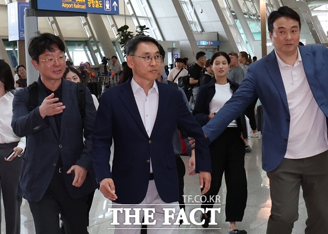 정연인 두산에너빌리티 대표(가운데)와 현장대응팀이 27일 네팔 현지로 출국하기 위해 인천국제공항 제1여객터미널로 들어서고 있다. /뉴시스