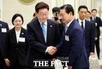  기초단체장 만난 李 